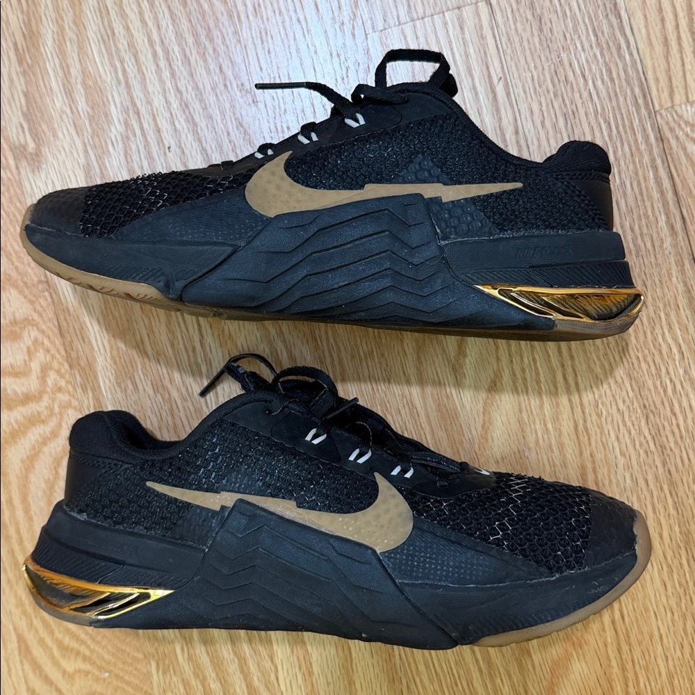 NIKE Metcon HyperLift Black & Gold Athletic Shoes Size 5.5